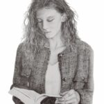 dessin illustration crayon femme livre lecture lectrice liseuse noir et blanc veste texture