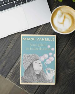 mockup maquette couverture de livre roman dessin illustration realiste crayon portrait bulles savon bonnet jeune fille