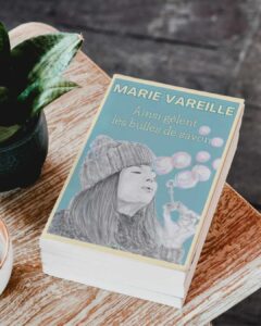 mockup maquette couverture de livre roman dessin illustration realiste crayon portrait bulles savon bonnet jeune fille