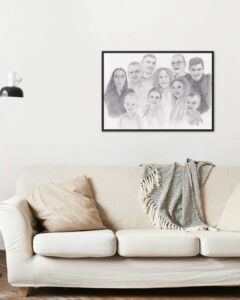 tableau de portraits de famille dans un salon au dessus d un canape