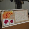 calendrier illustre poser sur un bureau