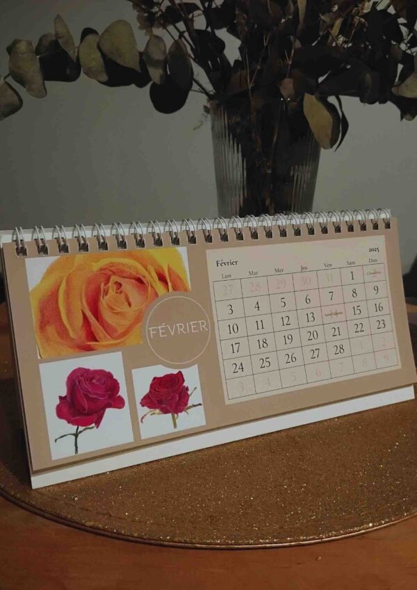 calendrier illustre poser sur un bureau