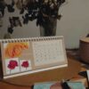 calendrier illustre poser sur un bureau