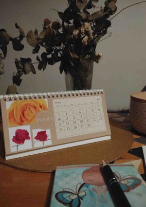 calendrier illustre poser sur un bureau