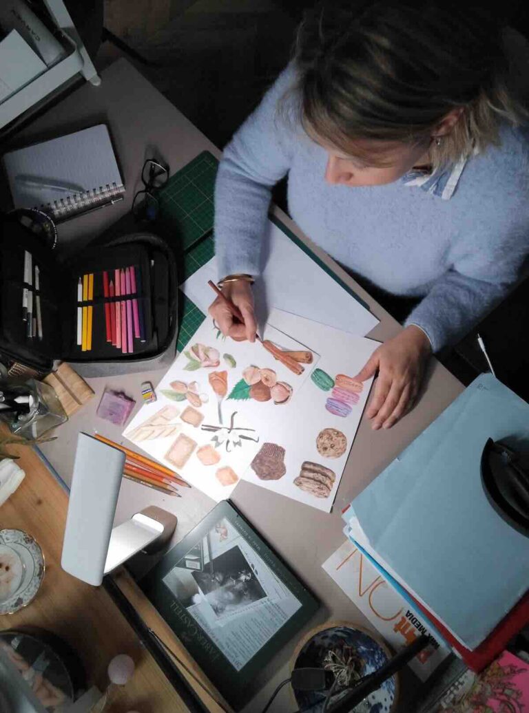 vue dessus illustratrice réalisant des dessins d aliments aux crayons de couleur