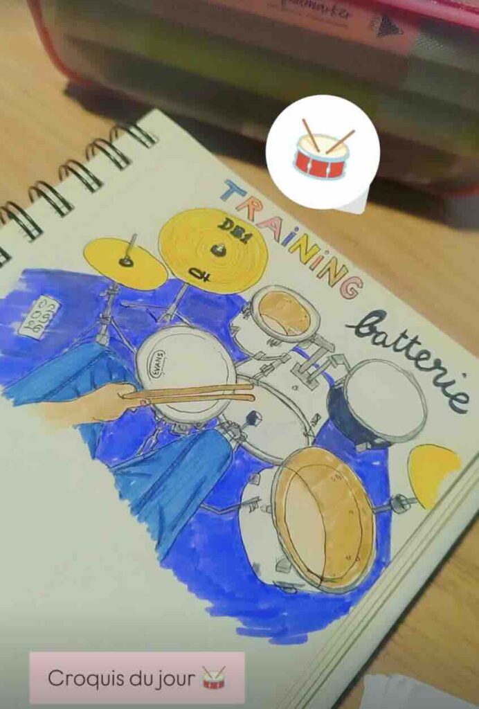carnet de croquis feutres et stylo noir représentant une batterie