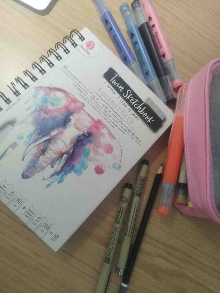 carnet de croquis et crayons et feutres
